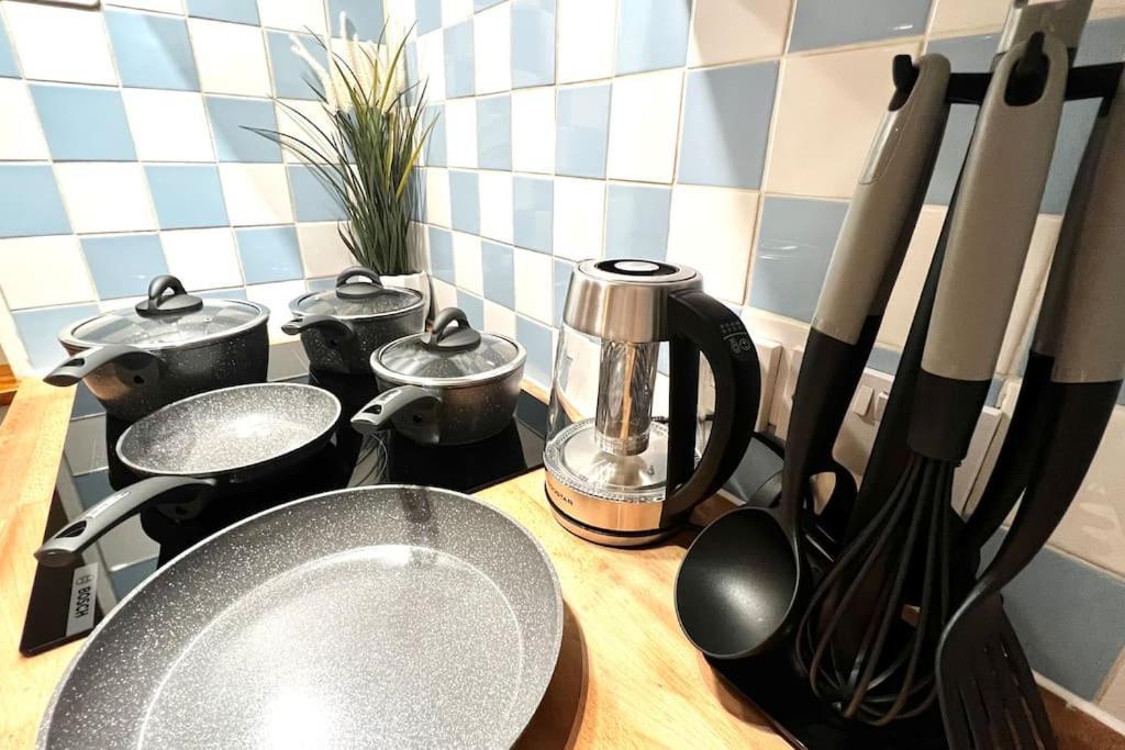 Cozy 3 Bed Flat Near To Station Londra